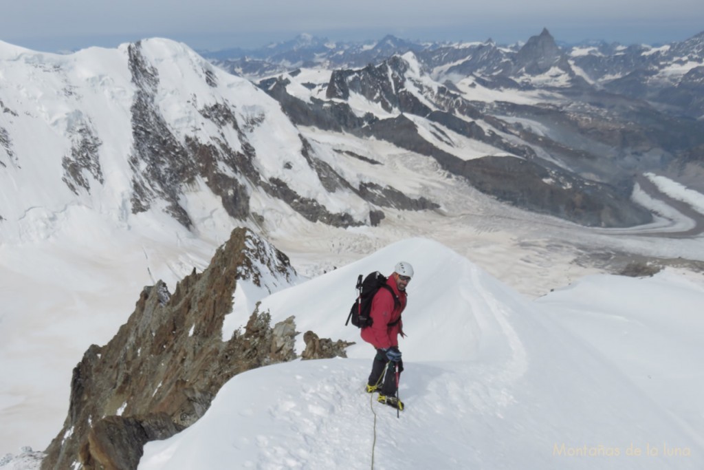 David a 4.500 metros en el Monte Rosa, a la izquierda las laderas del Liskamm, detrás Sattel y Glaciar Grenx abajo